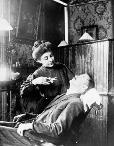 1909 PHOTO WOMAN DENTIST OFFICE